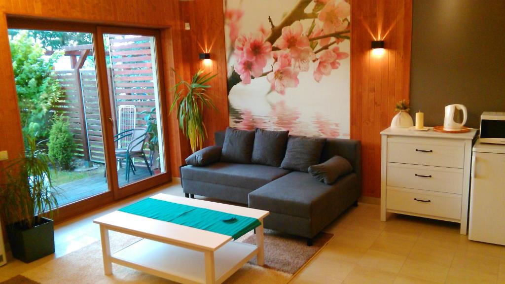 レバルにあるWyjątkowy Apartament z Sauną w Rewaluのリビングルーム(ソファ、テーブル付)