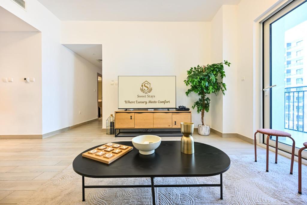 阿布扎比Park Discounts! 2BR on Yas Island near F1 & Mall的客厅里有一张桌子和一张沙发