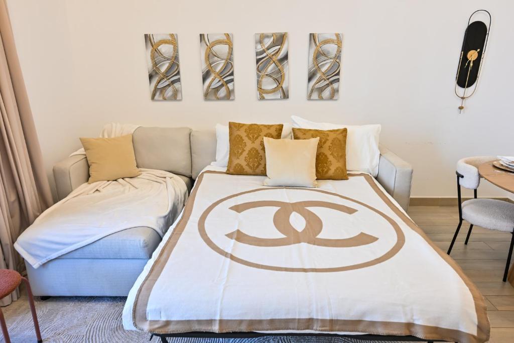 Un dormitorio con una cama con un símbolo. en Park Discounts! 2BR on Yas Island near F1 & Mall, en Yas Island