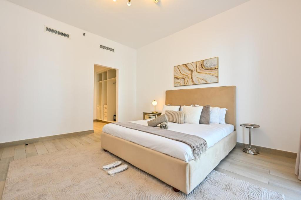 duża biała sypialnia z dużym łóżkiem w obiekcie Park Discounts! 2BR on Yas Island near F1 & Mall w mieście Yas Island