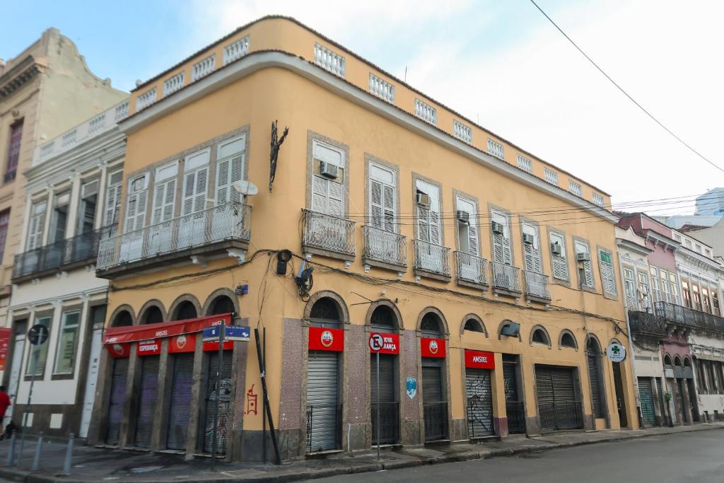 a yellow building on the side of a street at Hotel Esperança AdultOnly in Rio de Janeiro