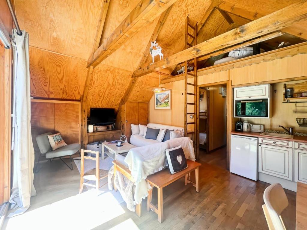 a living room with a couch and a table at Chalet Perce Neige - Chalet familial 6 pers – Proche télésiège Peynier MAE-6893 in Vars