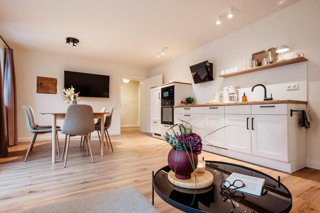 a kitchen and dining room with a table and chairs at Ferienwohnung Reslbauer in Siegenburg