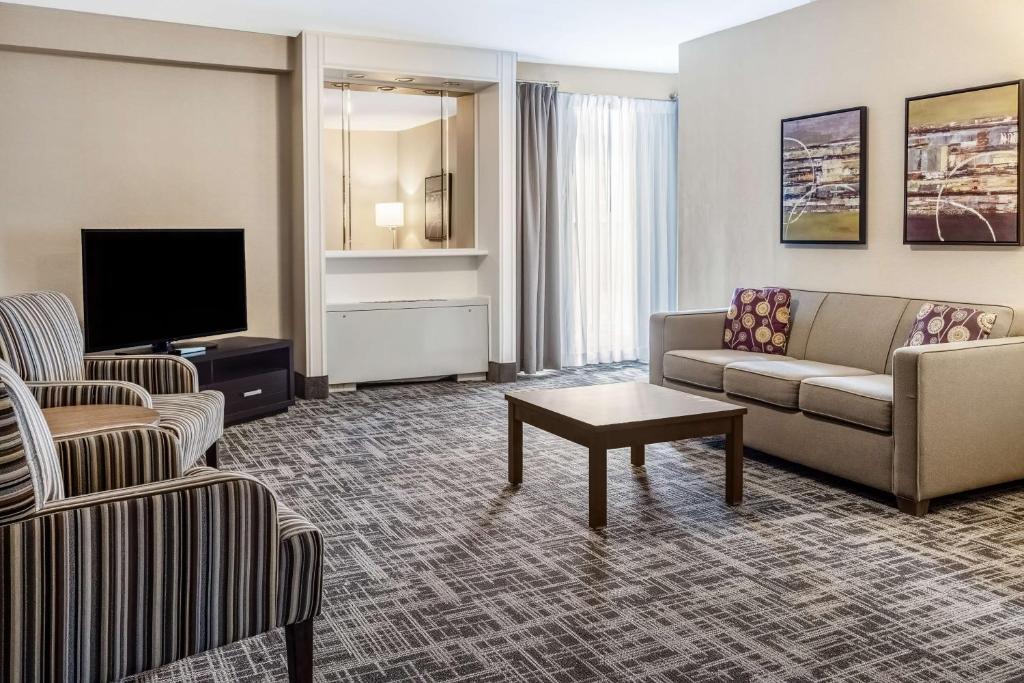 
Queen Suite with Sofa Bed, Spa Bath and Living Room - Non-Smoking
