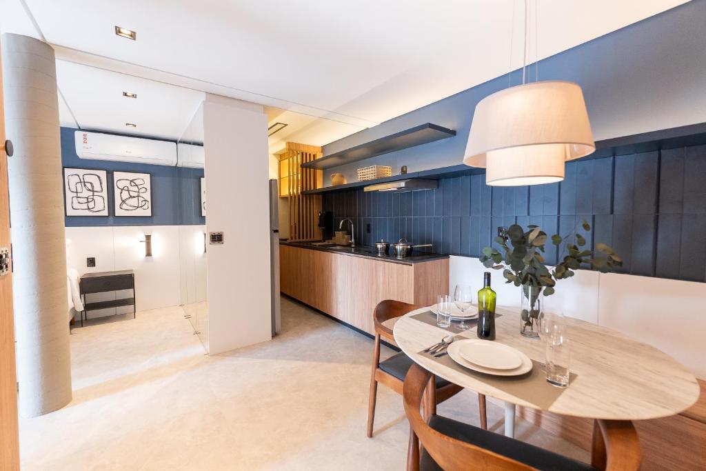 a kitchen and dining room with a table and chairs at Xtay Oslo Florianópolis – Estúdios com rooftop no Centro in Florianópolis