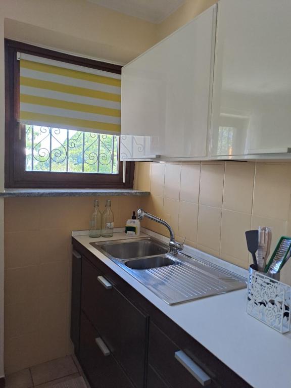 a kitchen with a sink and a window at La Casa di Simone in SantʼAmbrogio di Torino