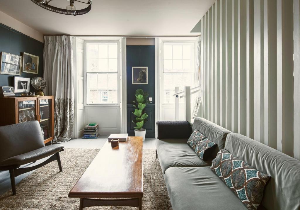 Una sala de estar con un sofá y una mesa de café. en Shipmaster's Townhouse, en Queensferry