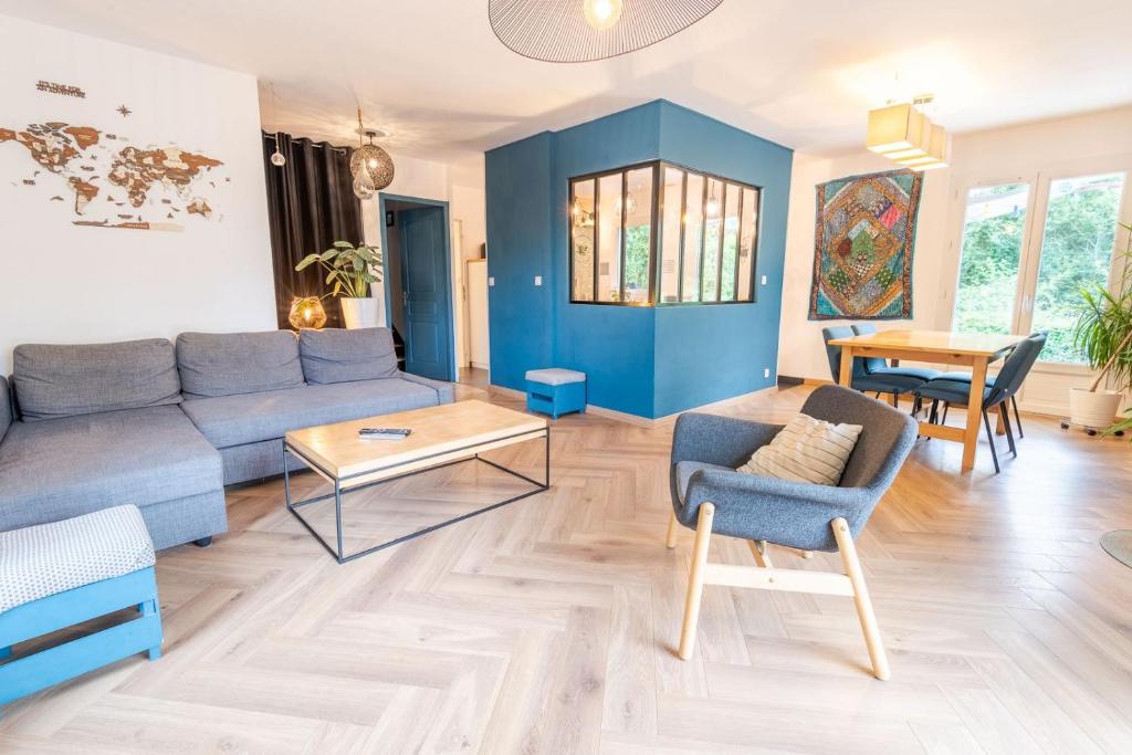 a living room with a couch and a table at Séjour haut en couleurs in Cormery