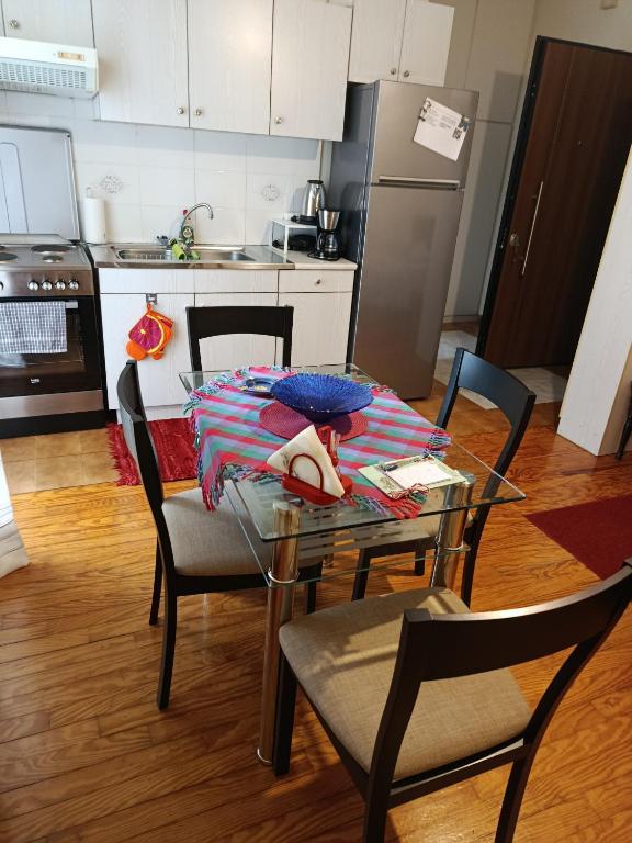 a kitchen with a table and chairs and a kitchen with a stove at ΔΙΑΜΕΡΙΣΜΑ ΣΤΟ ΚΕΝΤΡΟ in Tripolis