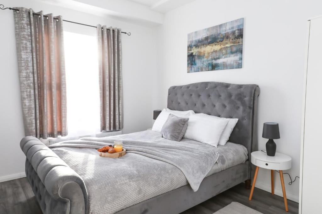 Ένα ή περισσότερα κρεβάτια σε δωμάτιο στο Victoria Road Apartment in Stoke