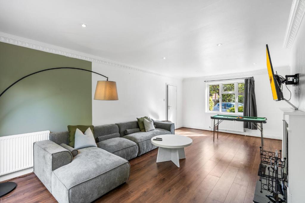 Posezení v ubytování Free secure parking - Substantial Detached 5Bedroom House - Hosted by StaySejour