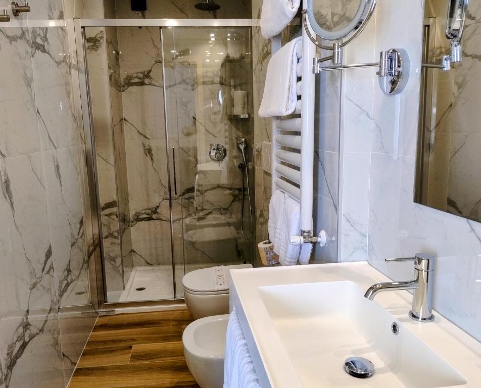 JR Hotels Bocconi Milano - Resim 30