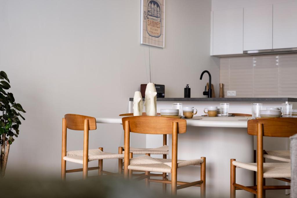 a kitchen with three chairs and a counter top at Madame Sardine in Ostend