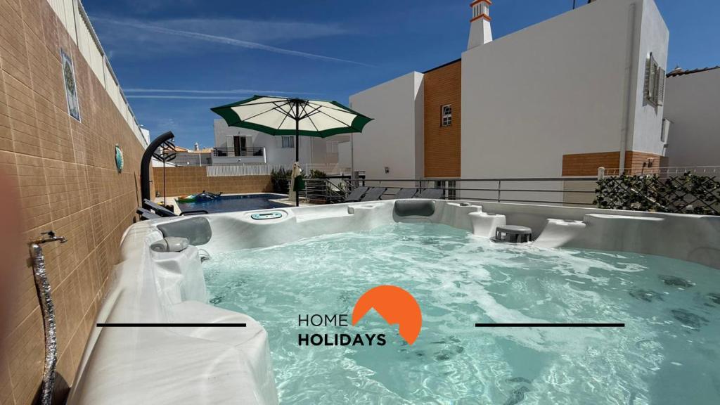un jacuzzi en el tejado de un edificio en #343 Villa with Pool & Jacuzzi by Home Holidays, en Vale de Pedras