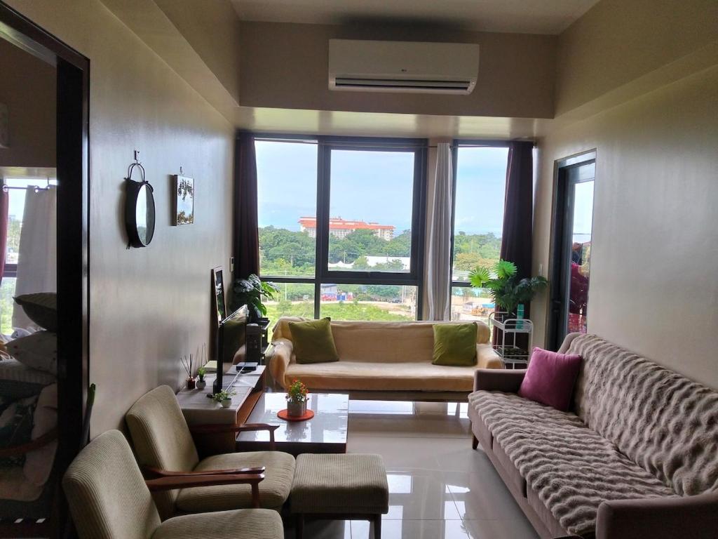 Χώρος καθιστικού στο 3 BRooms 3 Baths Cozy Condo, One Manchester Place