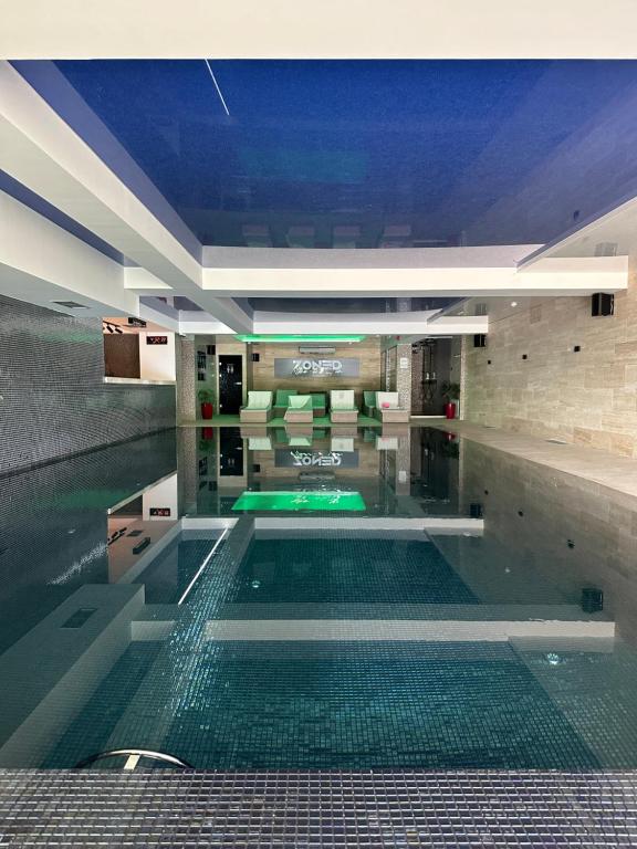 a large swimming pool in a building with a swimming pool at Velvet Studio Zoned Kopaonik in Kopaonik