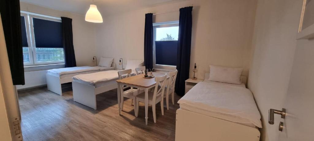 Postel nebo postele na pokoji v ubytování Dreibettzimmer "Blau" in zentraler Lage