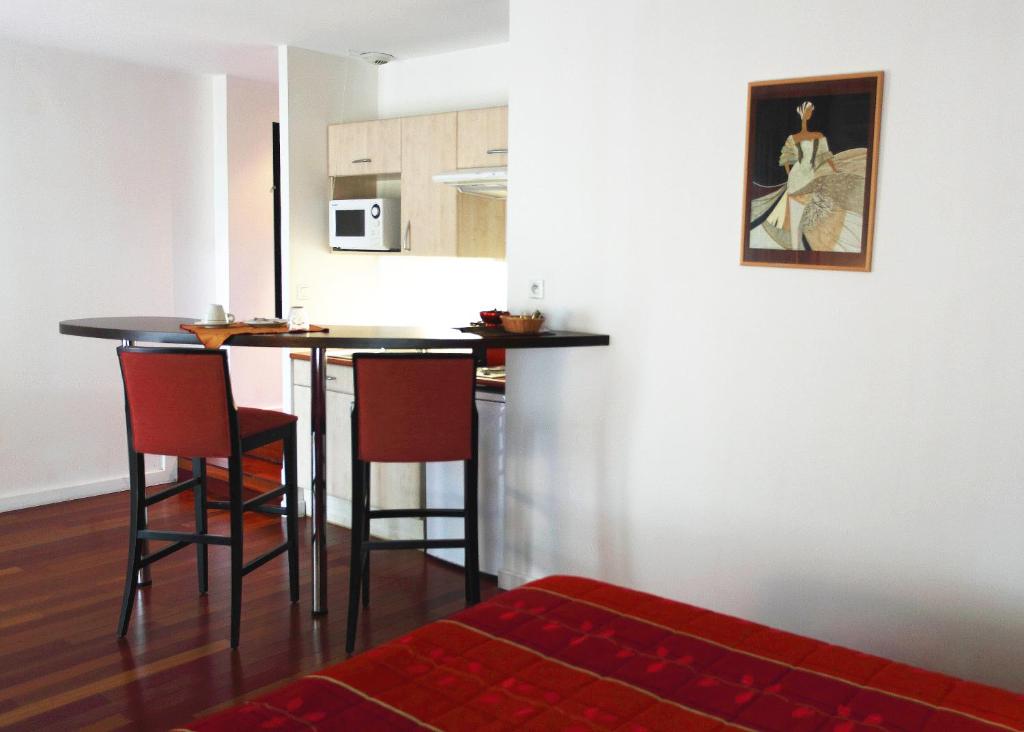 Kuchyň nebo kuchyňský kout v ubytování Hôtel la Scala