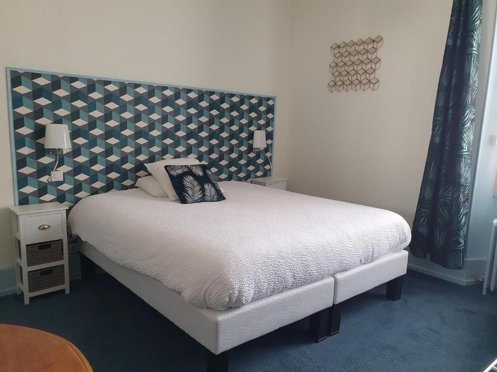 Postel nebo postele na pokoji v ubytování Logis hôtel LE COR D'ARGENT