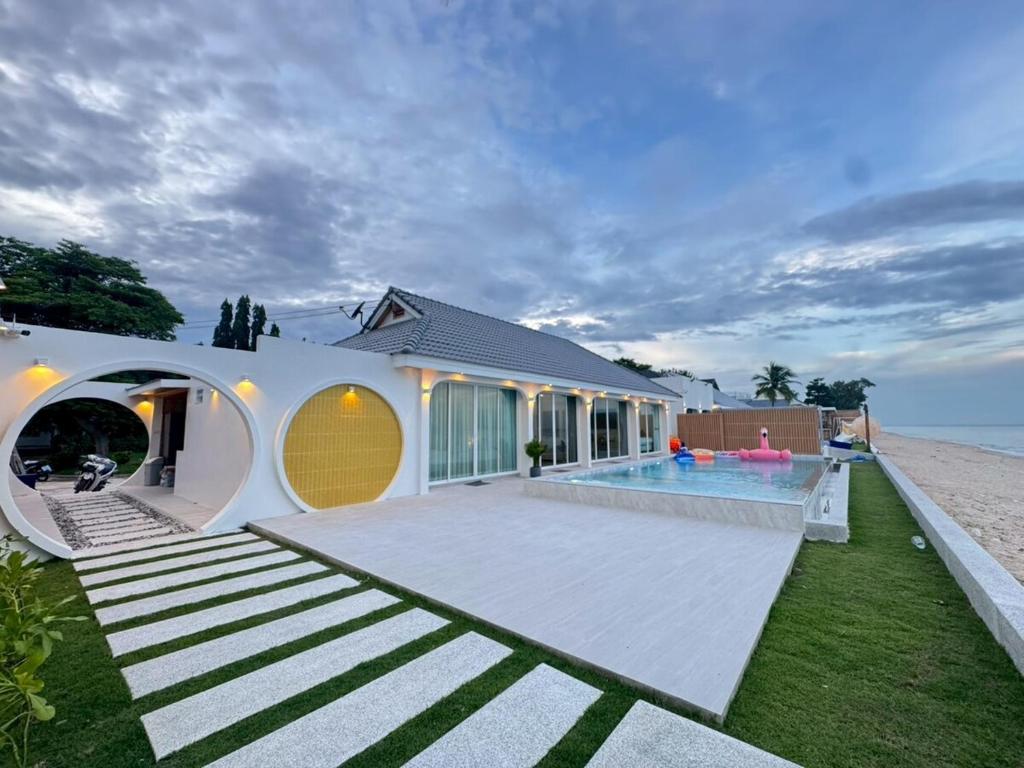 Πισίνα στο ή κοντά στο SunRise Beachfront Cha am