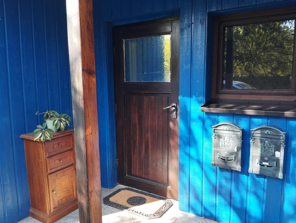 a front door of a house with a blue wall at Kleinere Doppelhaushälfte in Stadtkernnähe von 47506 Neukirchen-Vluyn inklusive Küche in Neukirchen-Vluyn