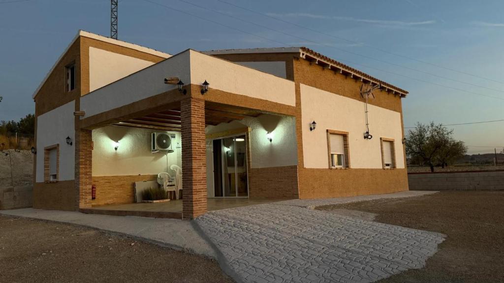 une petite maison avec une entrée principale dans l'établissement Casa Rural El Jardín De Sara, à Albudeite