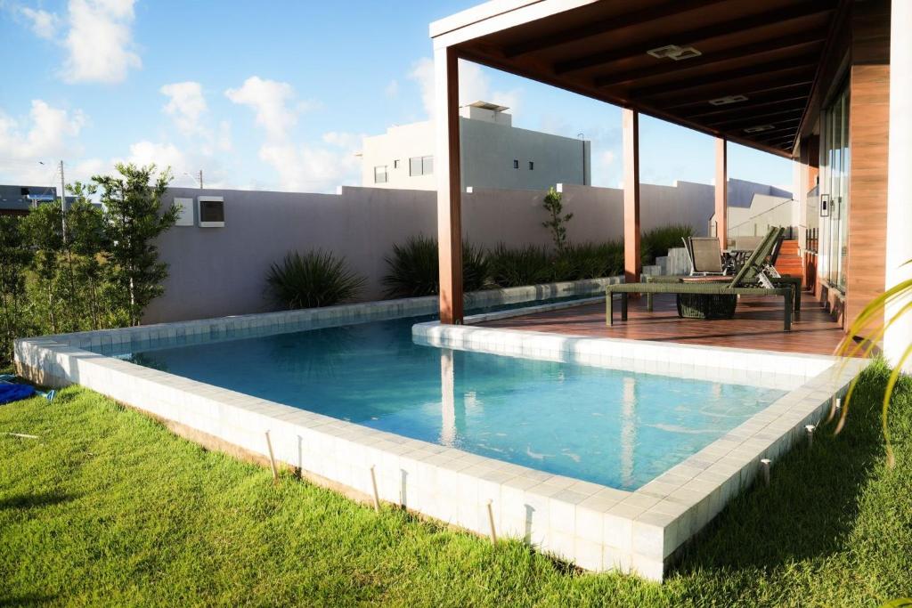 a swimming pool in the backyard of a house at Casa em Milagres/AL | 3 suítes, vista-mar, piscina in Barra do Camaragibe