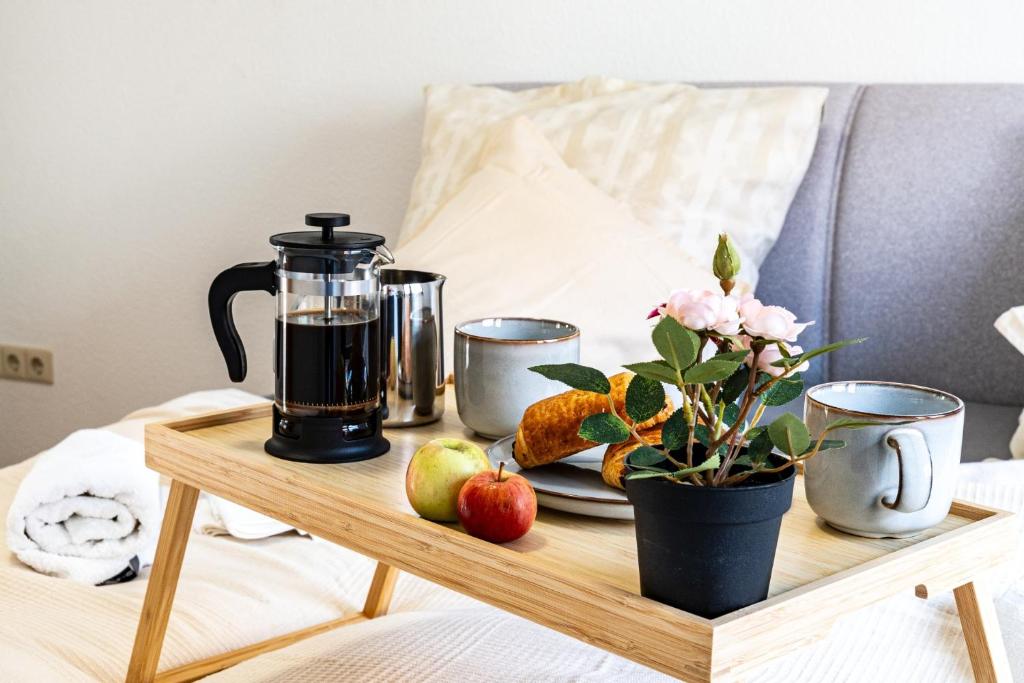 Příslušenství pro přípravu čaje a kávy v ubytování FeWocation Bremerhaven - Bright 1BR Apt with Balcony and Parking
