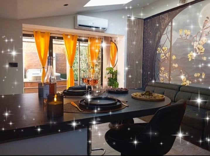 a living room with a table and a couch at Casa Lova Spa Privé, Clim,Baignoire balnéo in Entraigues-sur-la-Sorgue