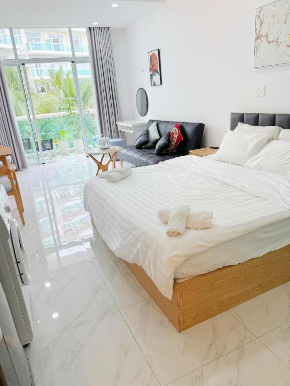 a bedroom with a large bed with white sheets at Căn hộ c414 in Ấp Phú Tịnh (2)