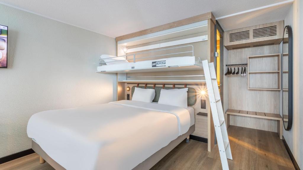 
Standard Room - 1 Queen Bed 1 Bunk Bed
