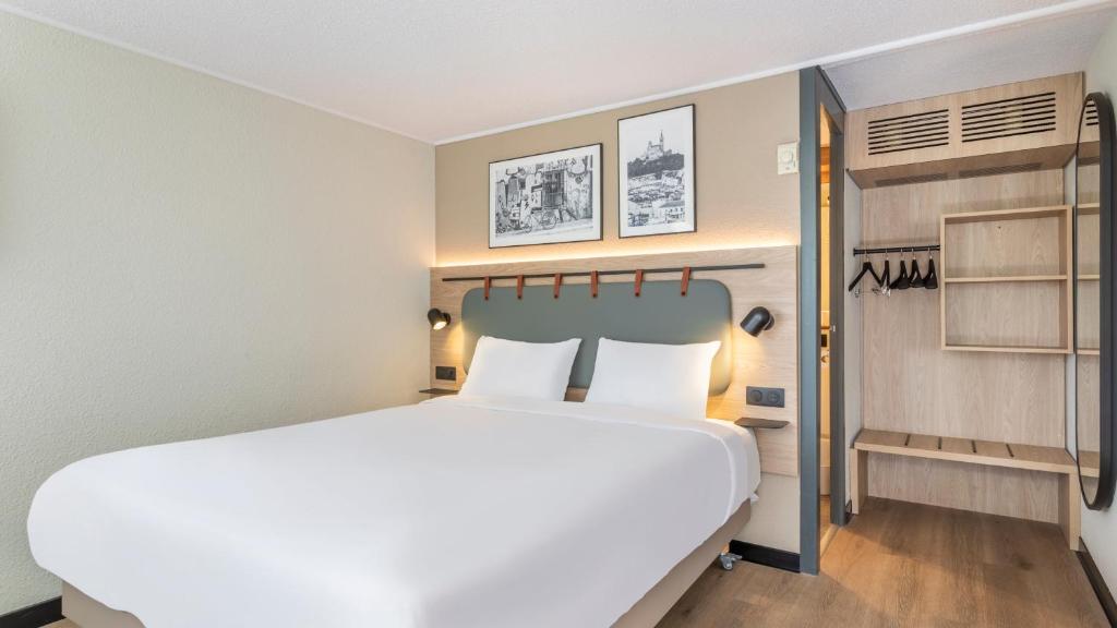 
Standard Room - 1 Queen Bed
