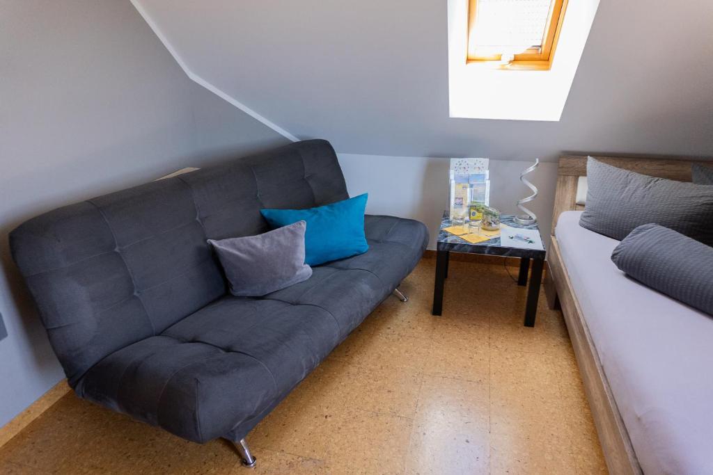 Privatzimmer mit Gemeinschaftsbad - Zur Fliegerbank in der Rhön - Tweepersoonskamer Met Balkon