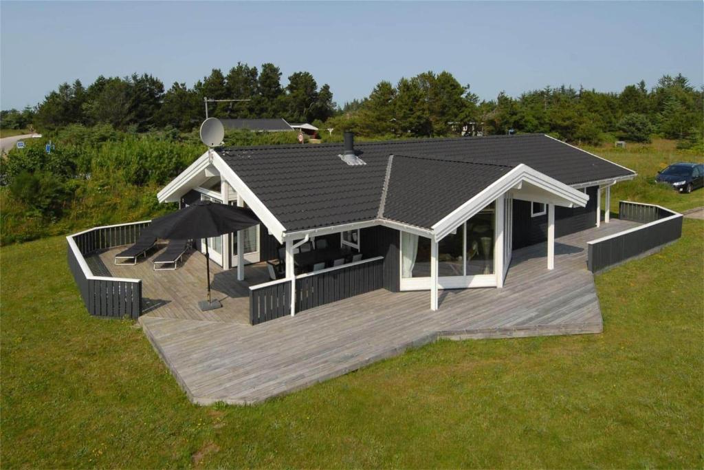 Το κτήριο όπου στεγάζεται  η παραθεριστική κατοικία