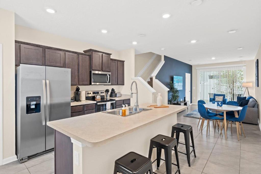 Køkken eller tekøkken på Chic 2BR Townhome close to Downtown and Beaches.