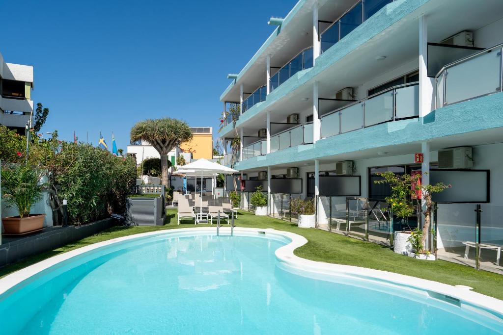 une piscine devant un bâtiment dans l'établissement Alsol Don Palomón, à Playa del Ingles
