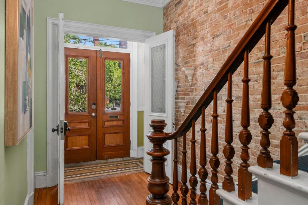 escalera con pared de ladrillo y puerta de madera en Stylish Downtown Condo in a Historic Landmark Home, en Portland