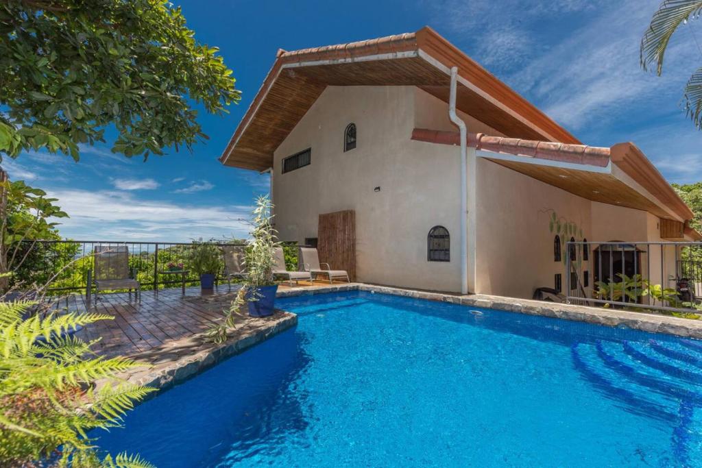 Bazén v ubytování Casa Sophia A Cozy, Treetop, Sea View Gem nebo v jeho okolí