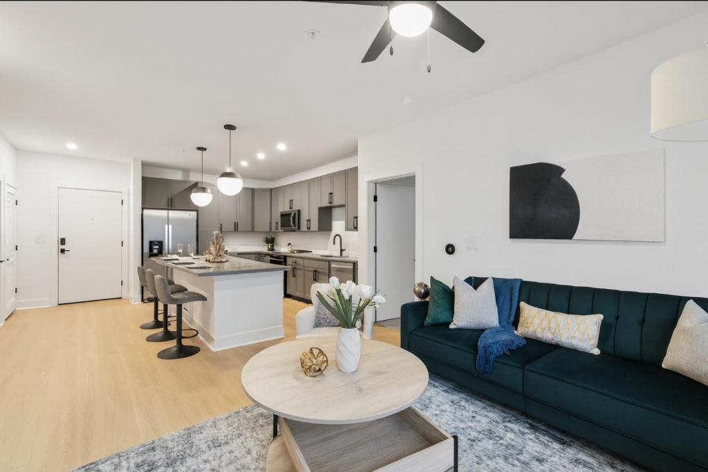 Η κουζίνα ή μικρή κουζίνα στο Parkside Chic 2BR Near Regions Field n Park