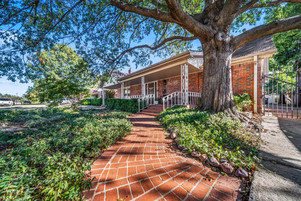 Κήπος έξω από το Expo 3BR, 3BA Timeless Tulsa 1940s Bungalow