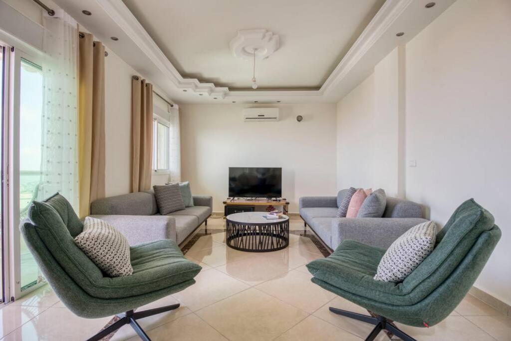 Χώρος καθιστικού στο Veil - Modern 3-Bedroom Apt & Balcony in Aley
