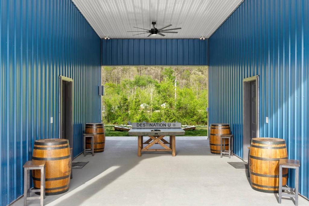 Fotografie z fotogalerie ubytování New Barn/King Beds/Hot Tub/Spacious Level Parking v destinaci Slade