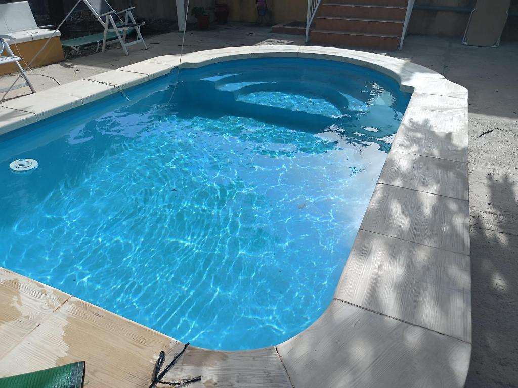 une piscine avec de l'eau bleue dans une cour dans l'établissement Casa la solana, à La Molata