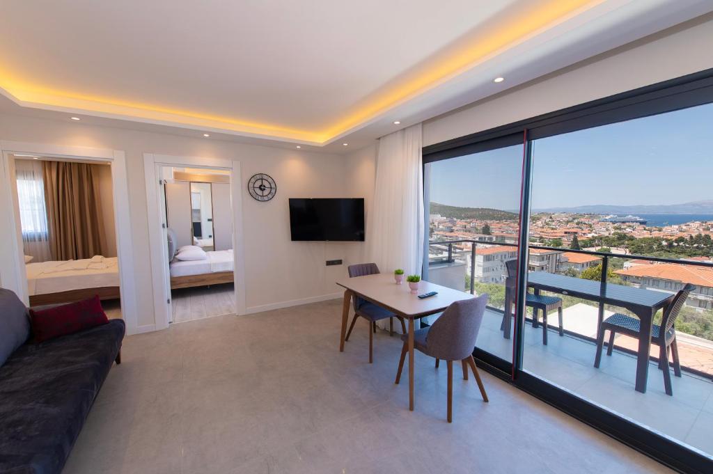 TV a/nebo společenská místnost v ubytování Calis Suites Çeşme - Only Family