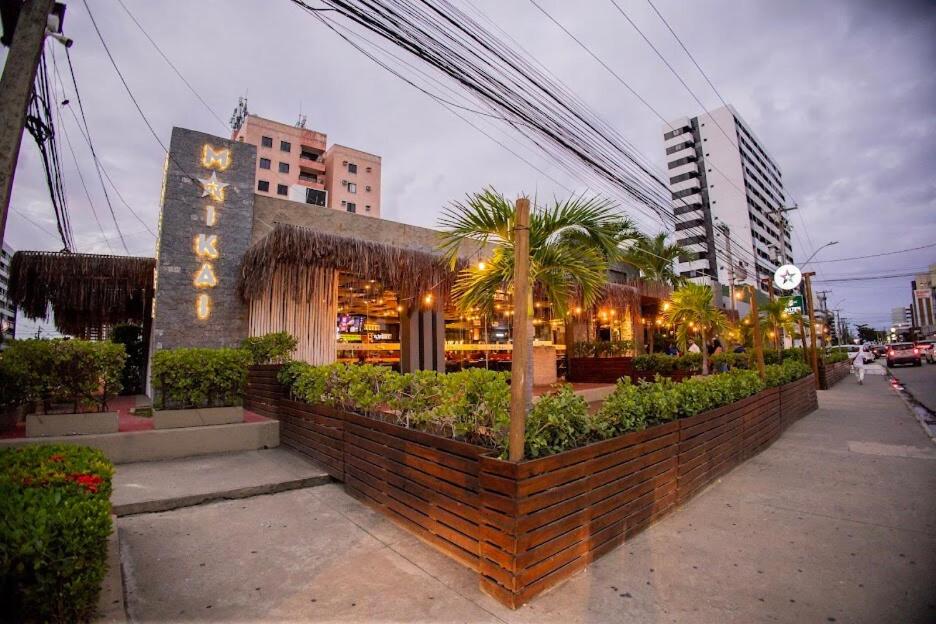 een restaurant in een straat in een stad bij Apartamento em Maceió in Maceió