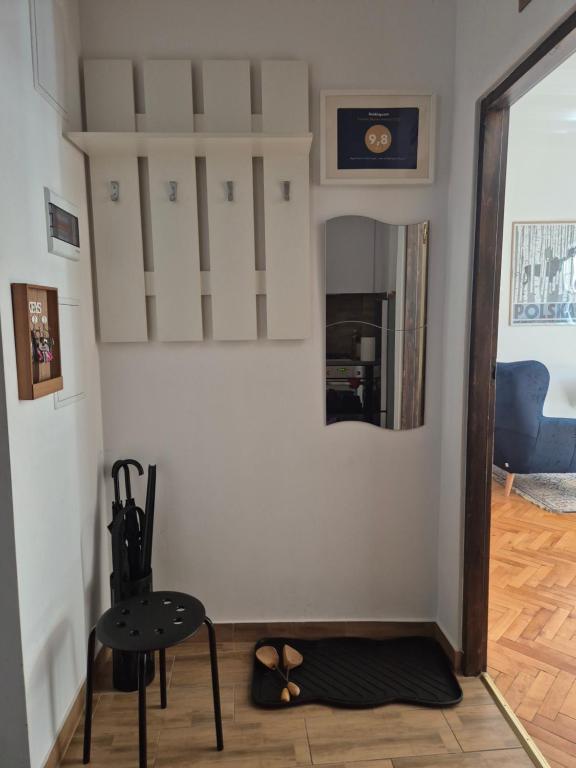 Apartment in Old Town - view of Mariacki Church - 14