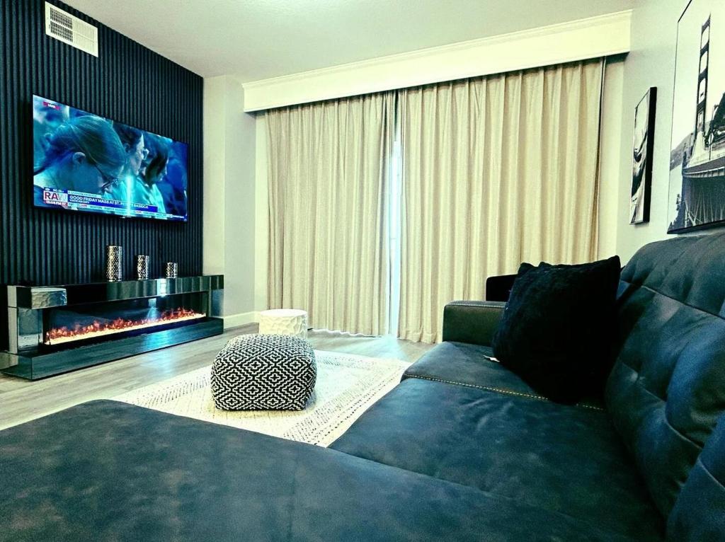 a living room with a couch and a flat screen tv at Resort Lake Buena Vista - 2 Quartos in Vineland