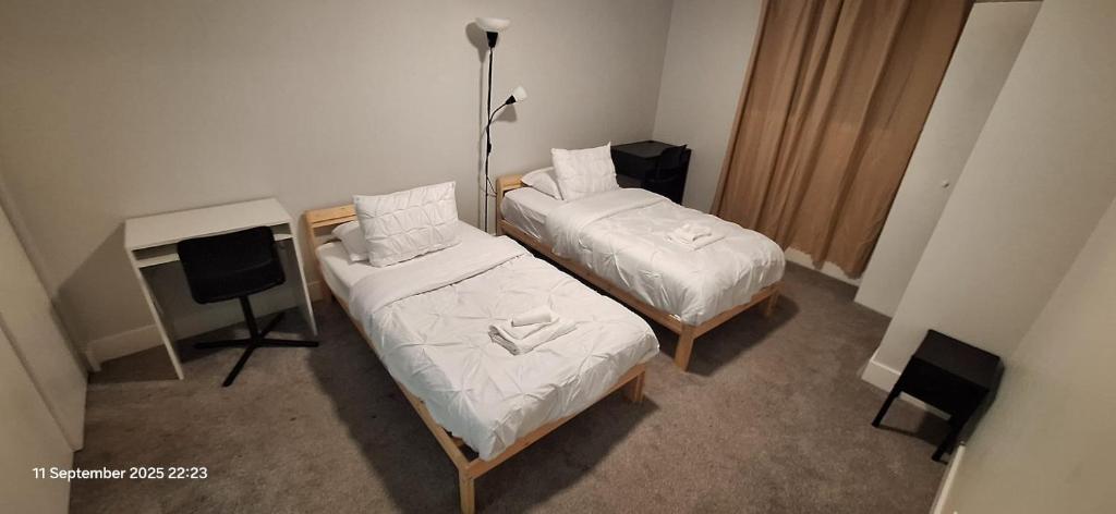 Katil atau katil-katil dalam bilik di Bright & Chic 3-Bed Unit for Family or Business by UofA, Whyte Ave, Downtown in Edmonton