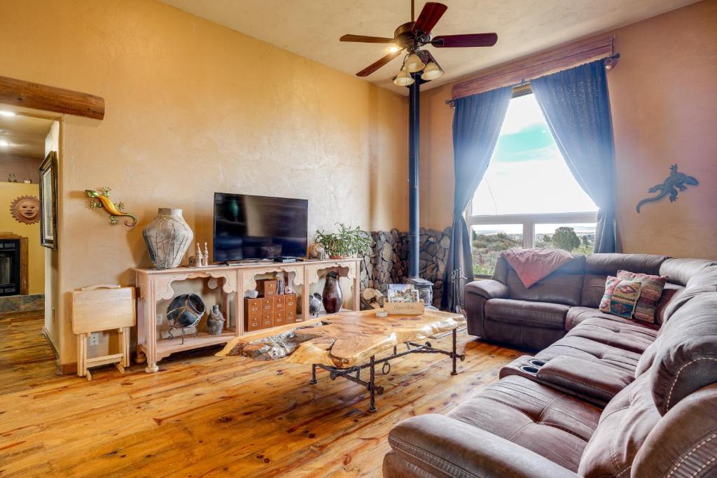 een woonkamer met een bank en een tafel bij Mtn-View Adobe Home with Large Deck Near Prescott! in Humboldt
