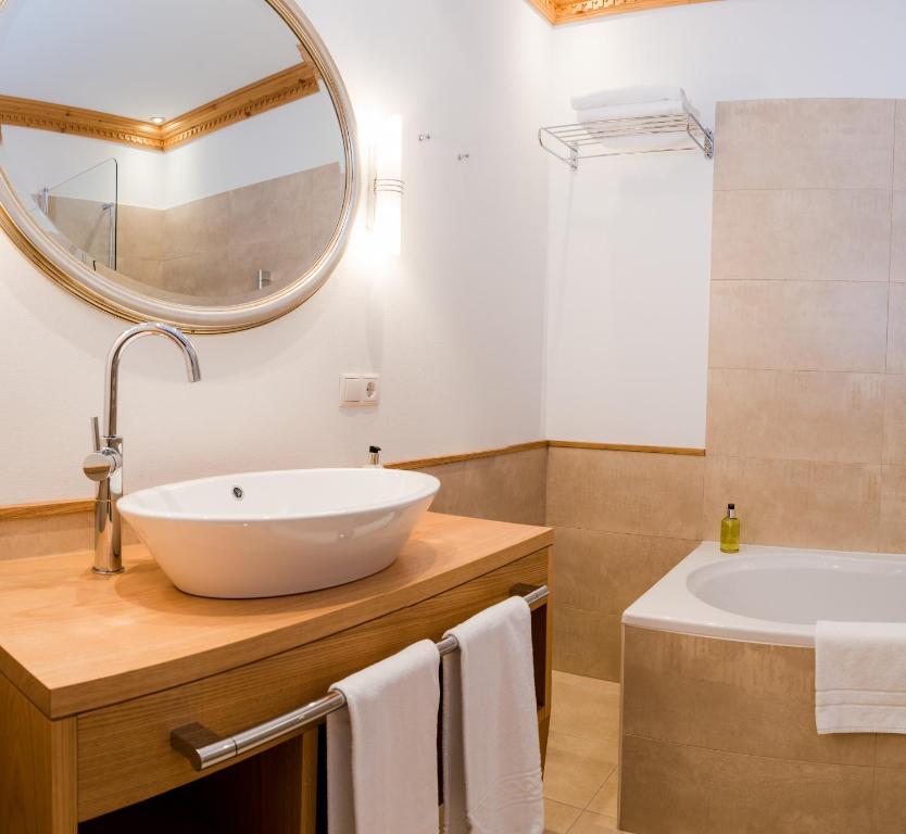 Koupelna v ubytování Vitalhotel Dosses